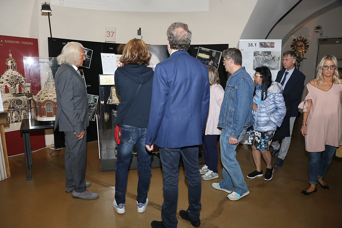Restauri Santo Sudario - Museo della Sindone_019.jpg